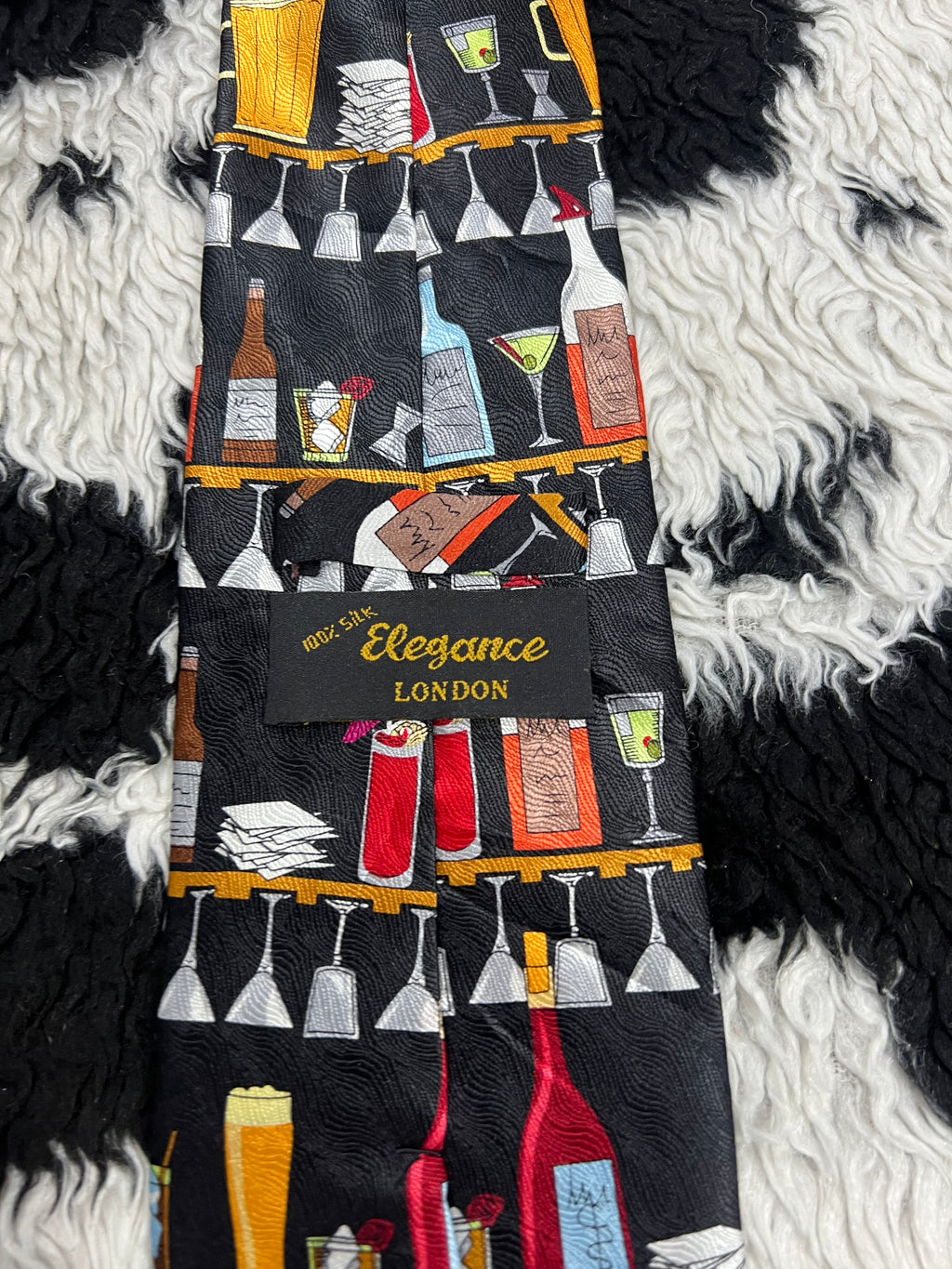Bar Shelves Graphic Tie