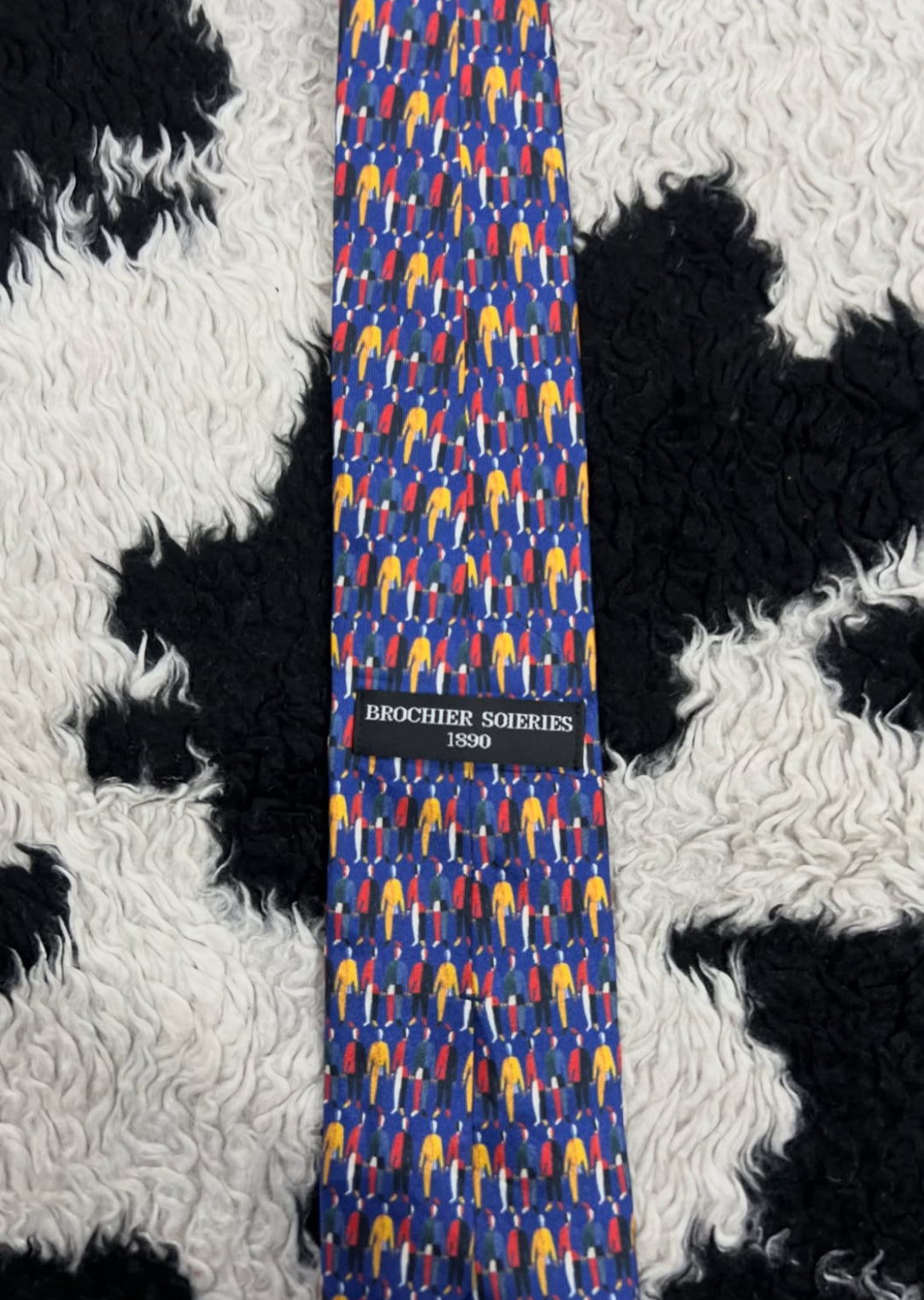 Standing Audience Tie