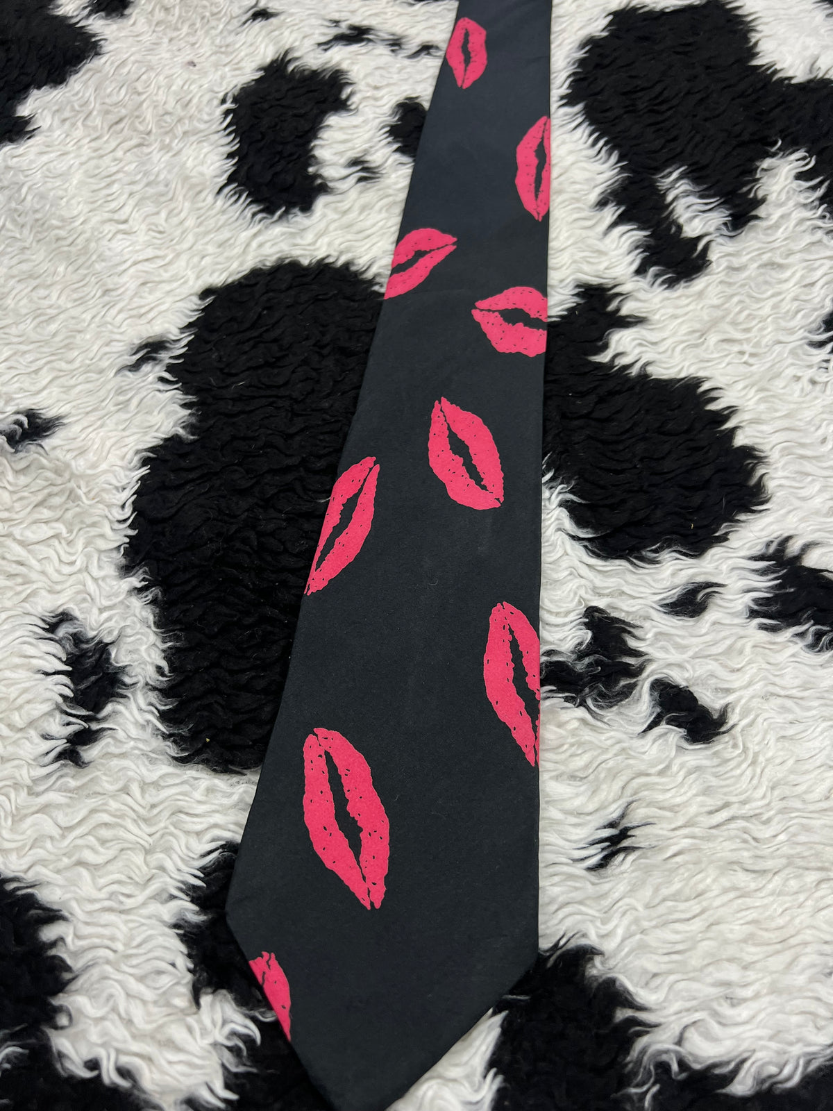 Kiss Marks Tie
