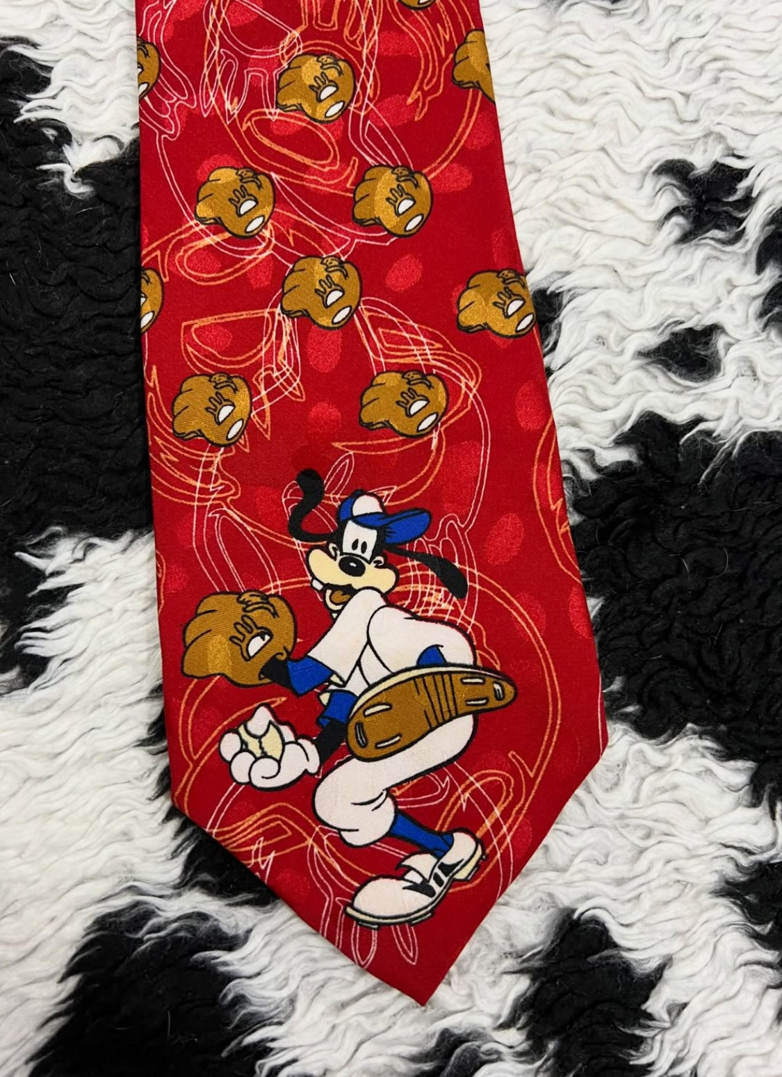 Vintage Goofy playing Baseball Tie