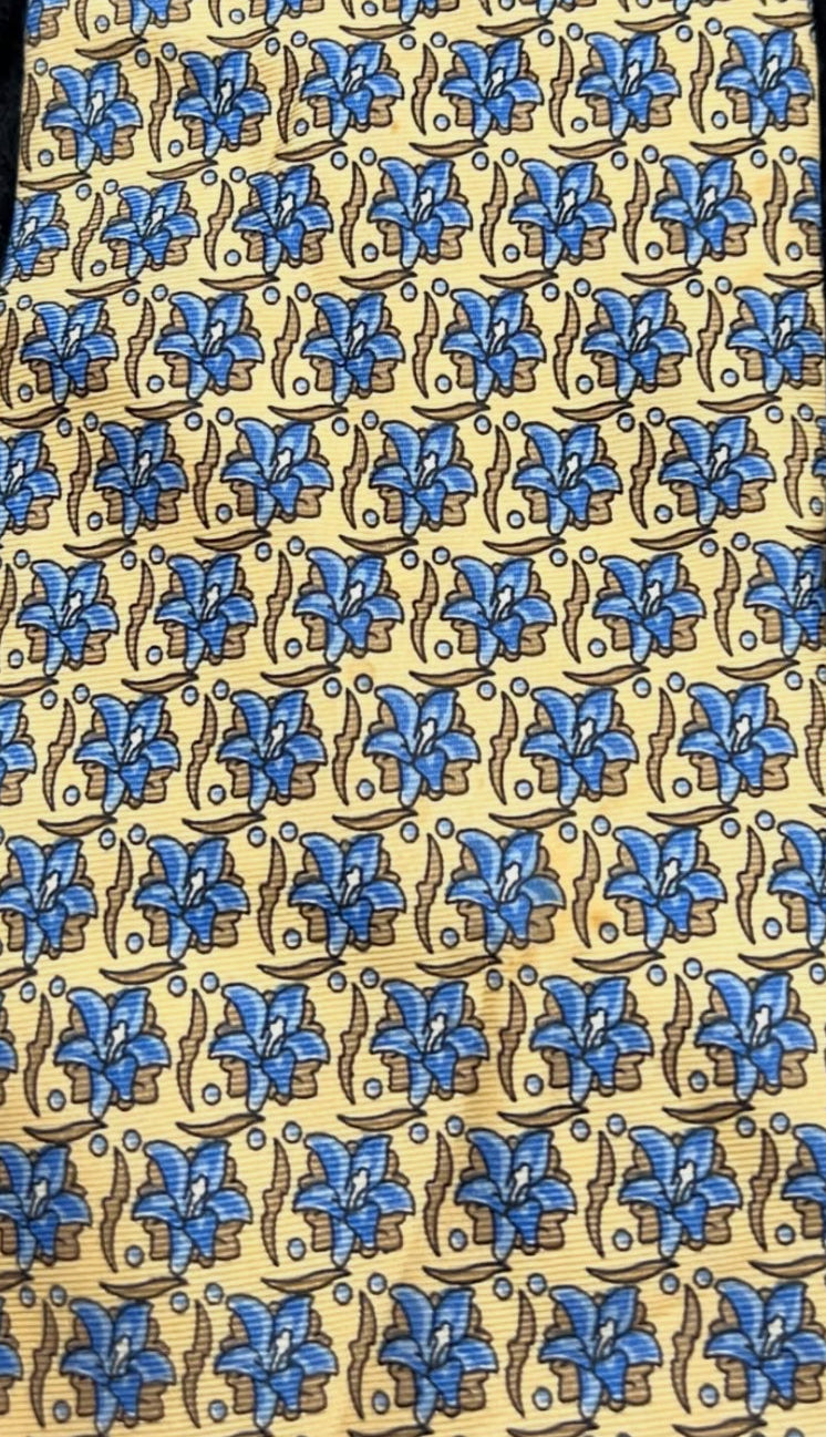 Lillies Tie