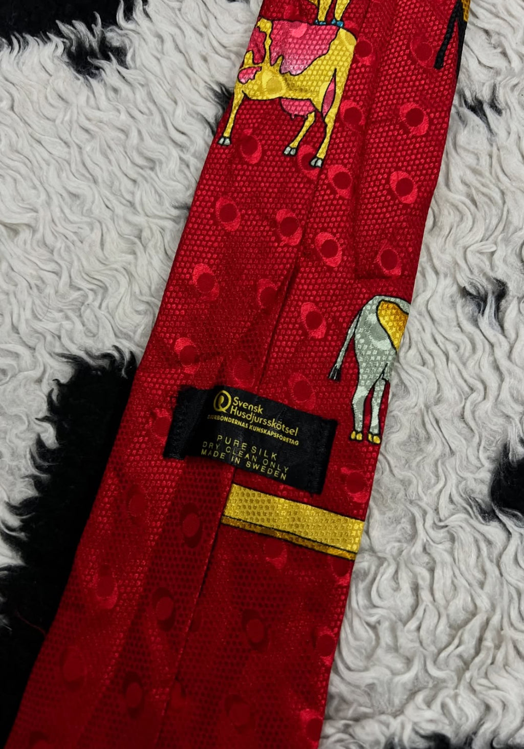 Cows in a Barn Tie