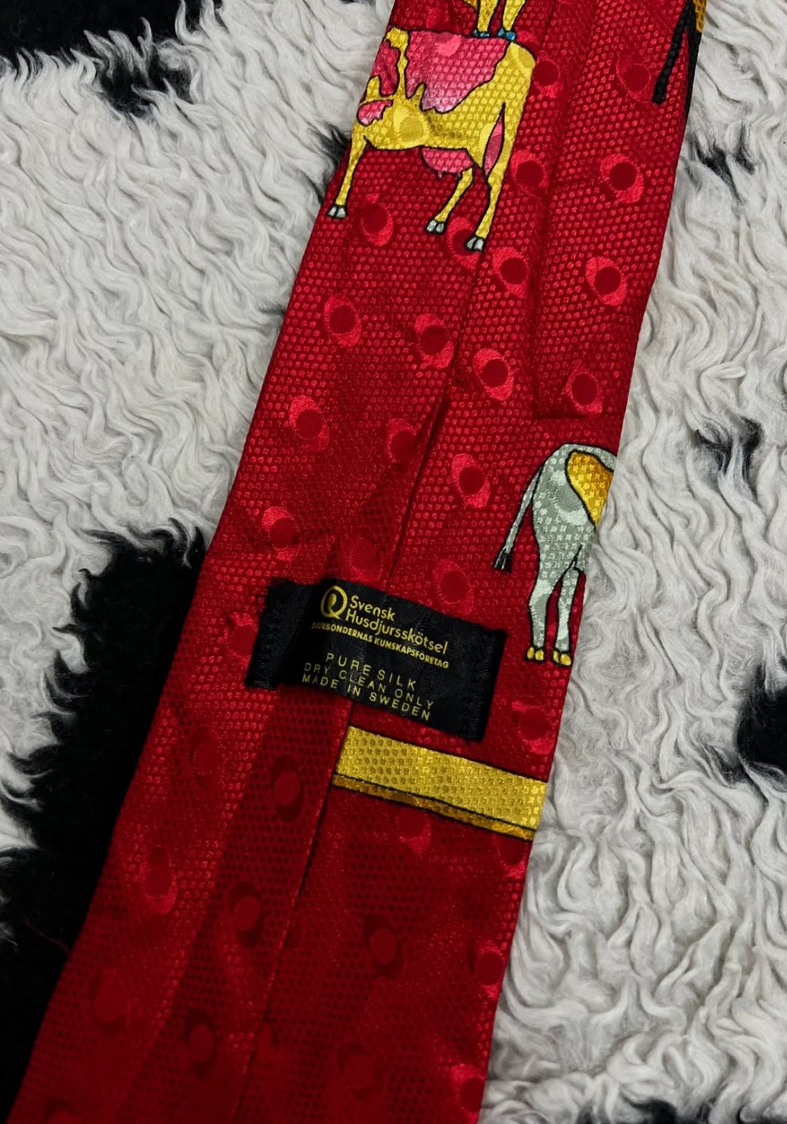 Cows in a Barn Tie