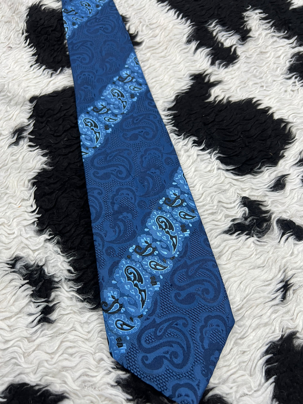 Double-Shaded Blue Paisley Tie