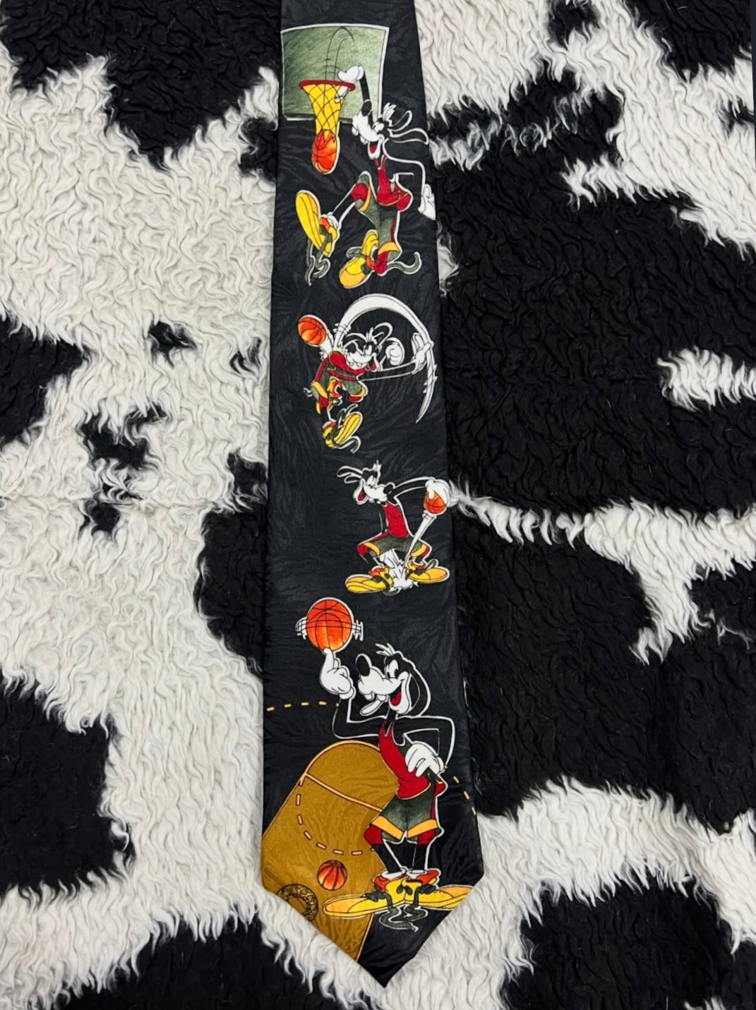 Disney Goofy playing Basketball Tie
