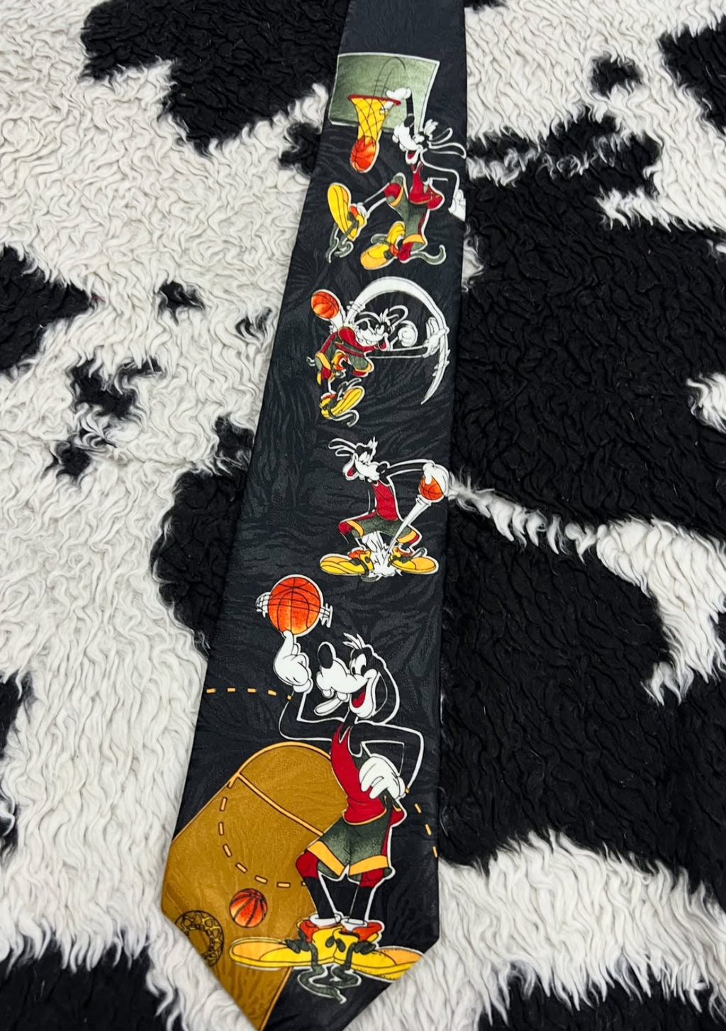 Disney Goofy playing Basketball Tie