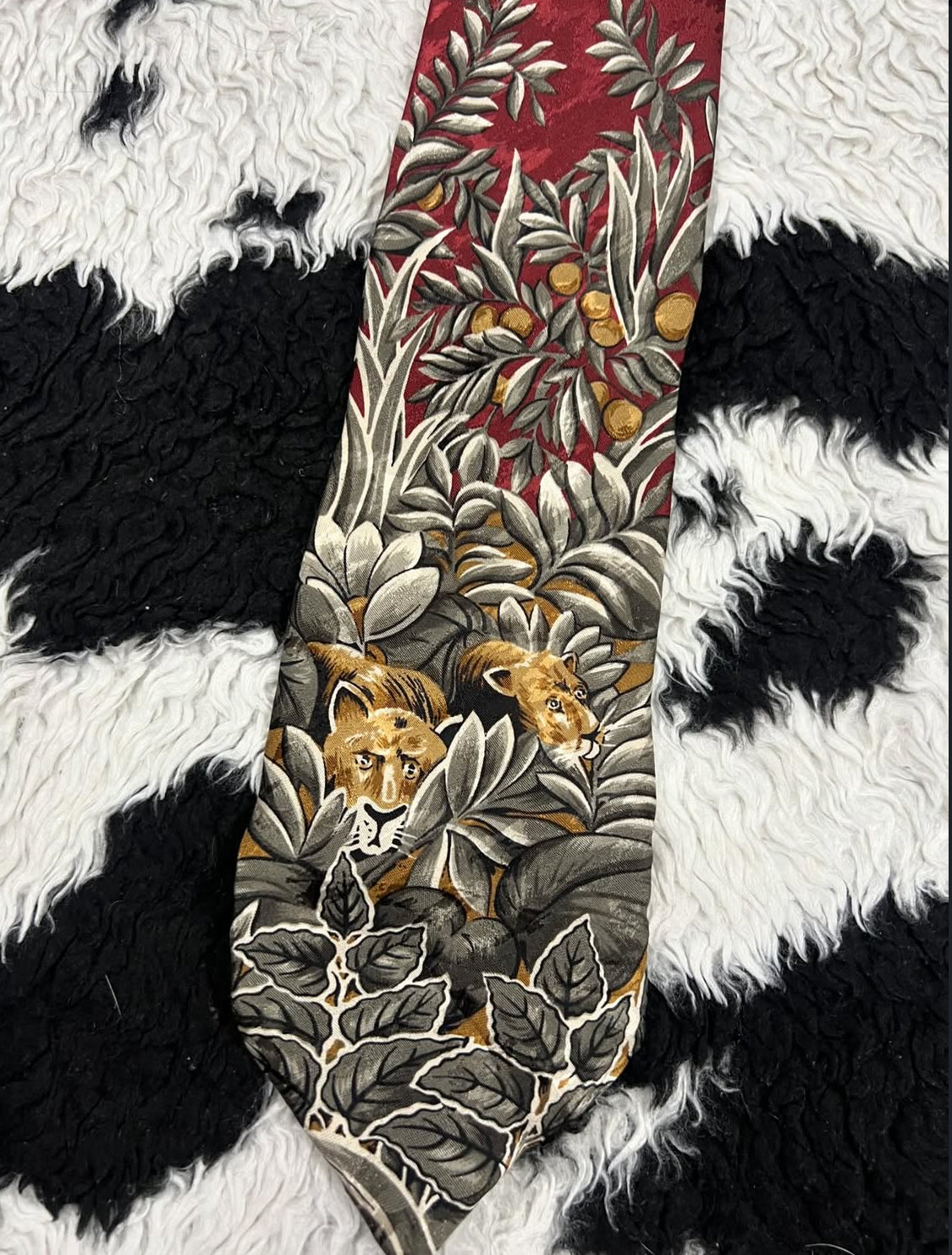 Hemley Lionesses in the Bushes Tie