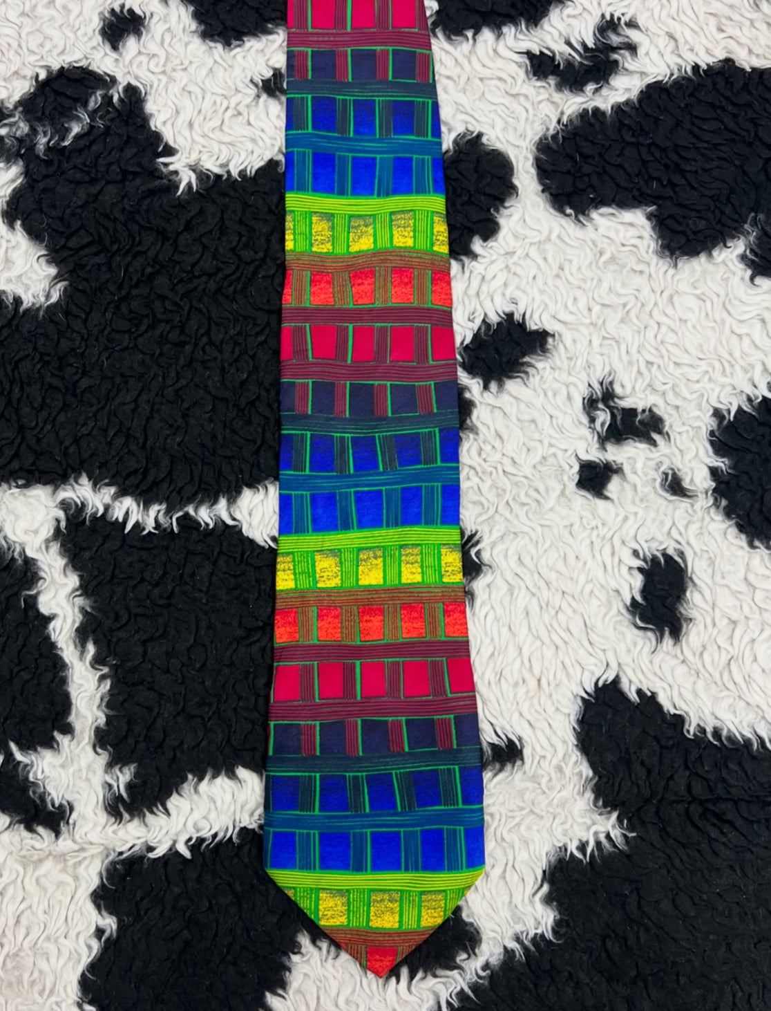 Vibrant Geometric Tie
