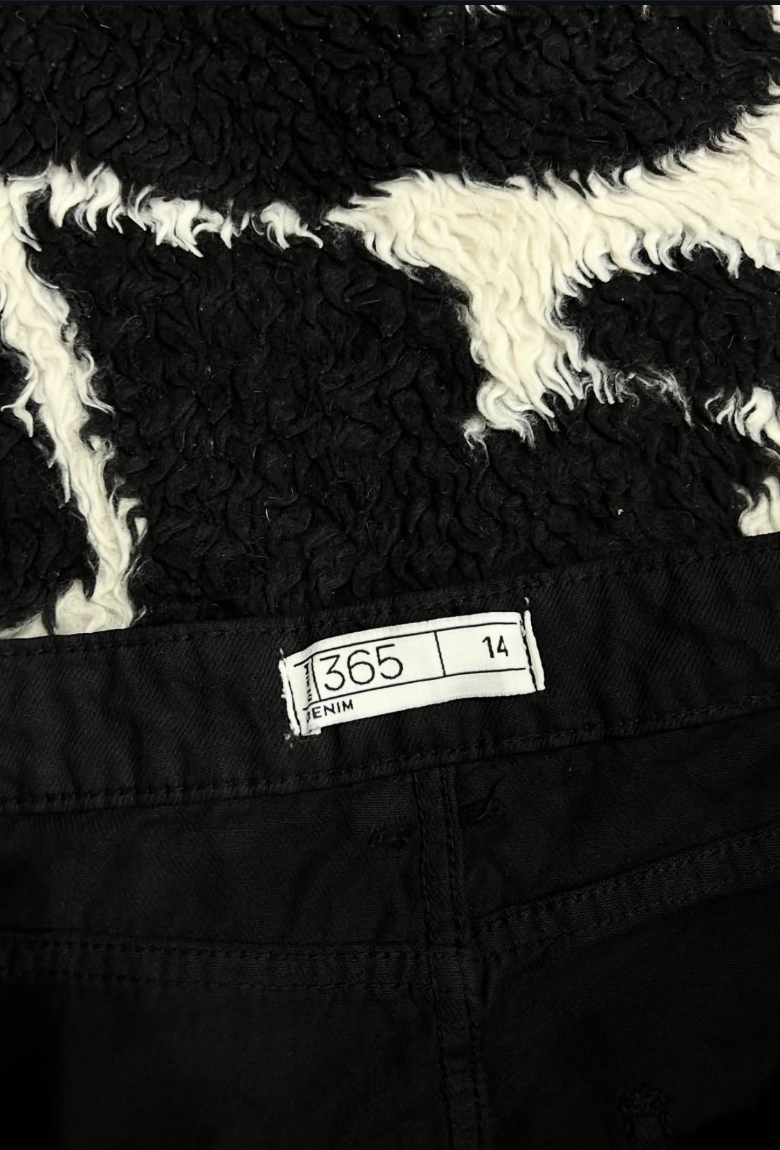 365 Black Open-Slit Denim Skirt
