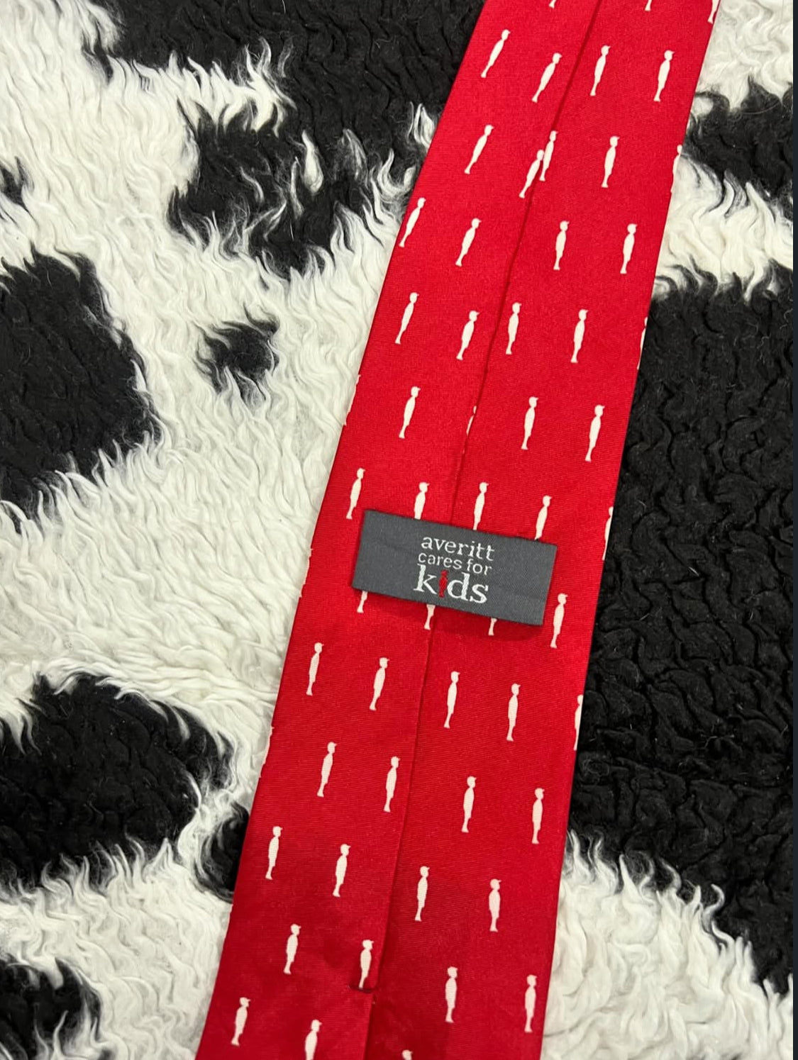 Averitt Standing Silhouette Tie