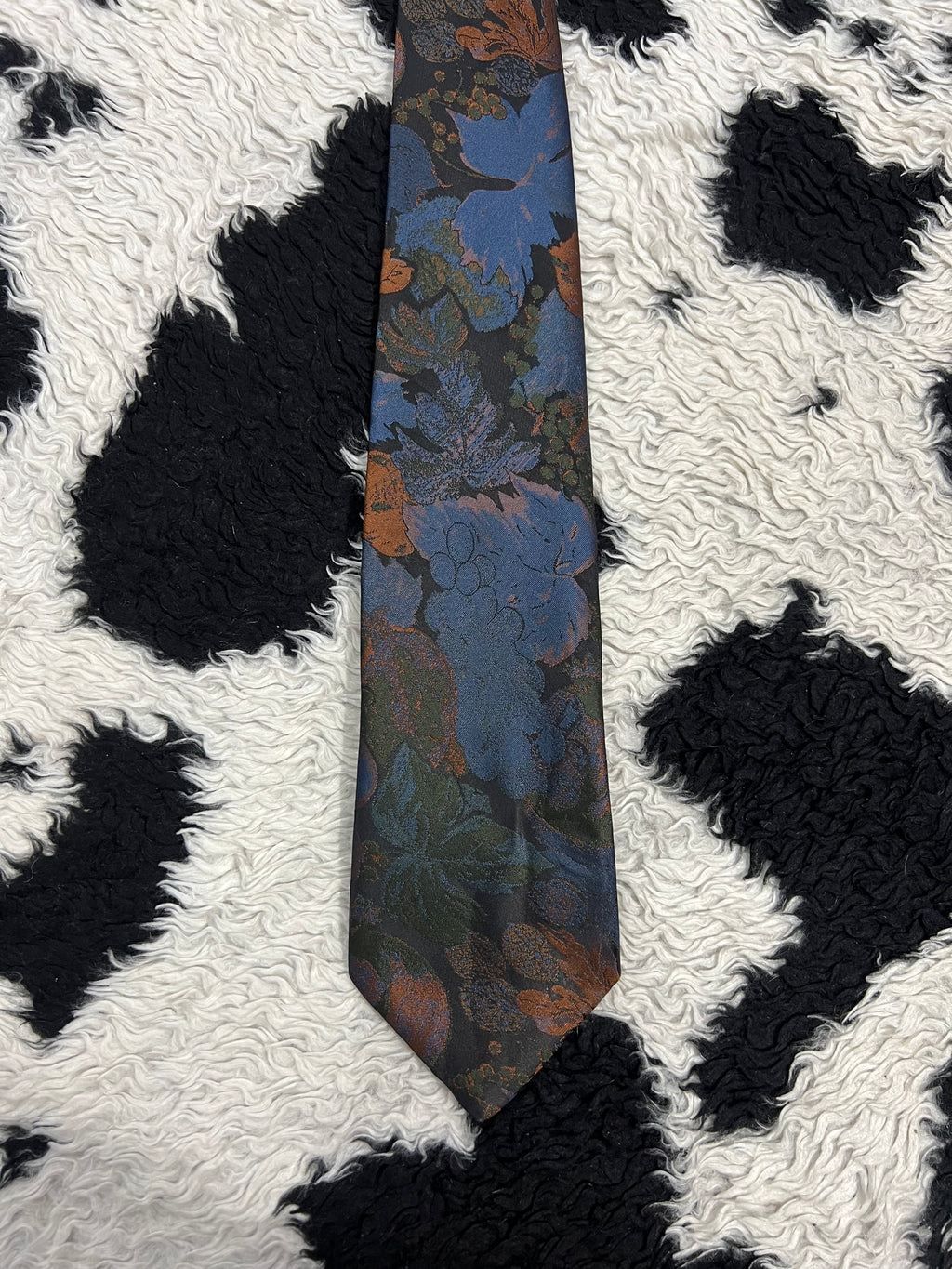 Canda Fully Embroidered Grapes & Leaves Tie